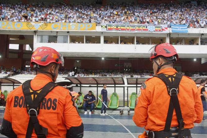 A chuva que durou a tarde toda não impediu o torcedor de acompanhar de perto o maior clássico do futebol da Amazônia. Em seu primeiro evento após reforma realizada em janeiro e já com lotação máxima liberada, o Estádio Estadual Jornalista Edgar Augusto Proença - Mangueirão recebeu um público de 19,3 mil pessoas para o confronto entre Remo e Paysandu na tarde deste domingo, 17. O time bicolor levou a melhor e ganhou de 3 a 0 do rival azulino em mais uma rodada do Parazão.

FOTO: MARCELO SEABRA / AGÊNCIA PARÁ
DATA: 17.02.2019
BELÉM - PA <div class='credito_fotos'>Foto: Marcelo Seabra / Ag. Pará   |   <a href='/midias/2019/originais/2fdc225a-e3a3-46db-9fdb-79da239f7bcb.jpg' download><i class='fa-solid fa-download'></i> Download</a></div>