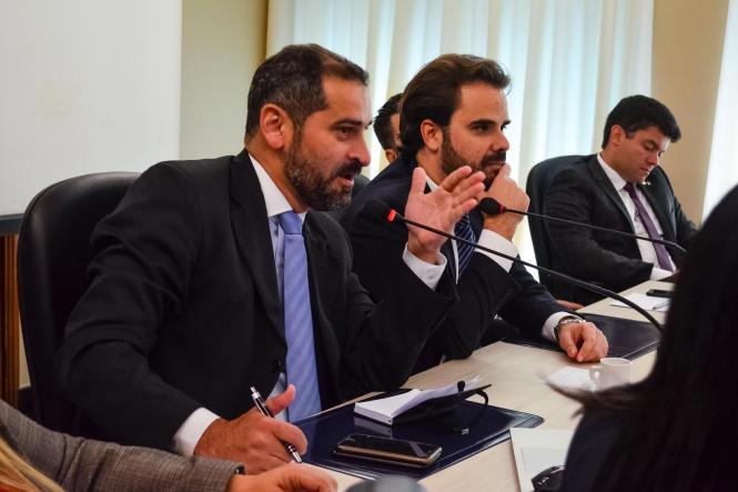 Os gestores dos órgãos integrados de segurança pública apresentaram na tarde desta quarta-feira (13), na Assembleia Legislativa do Pará (Alepa), as ações dos dois primeiros meses do Governo Helder Barbalho na área de segurança pública, que neste período já resultaram na redução de crimes violentos no Pará. O titular da Segup, Ualame Machado, apresentou os números aos deputados Toni Cunha, presidente da Comissão de Segurança, e Delegado Caveira, vice-presidente; e aos demais membros, deputados Nilton Neves, Miro Sanova, Michele Begot, Paula Gomes; o deputado Francisco Melo Filho (Chicão), líder do governo na Alepa, e o deputado convidado Eliel Faustino.

FOTO: ELIELSON MODESTO / ASCOM SEGUP
DATA: 13.03.2019
BELÉM - PA <div class='credito_fotos'>Foto: Elielson Modesto / Ascom Segup   |   <a href='/midias/2019/originais/305140f4-ed21-409f-af90-e14fcb35c407.jpg' download><i class='fa-solid fa-download'></i> Download</a></div>