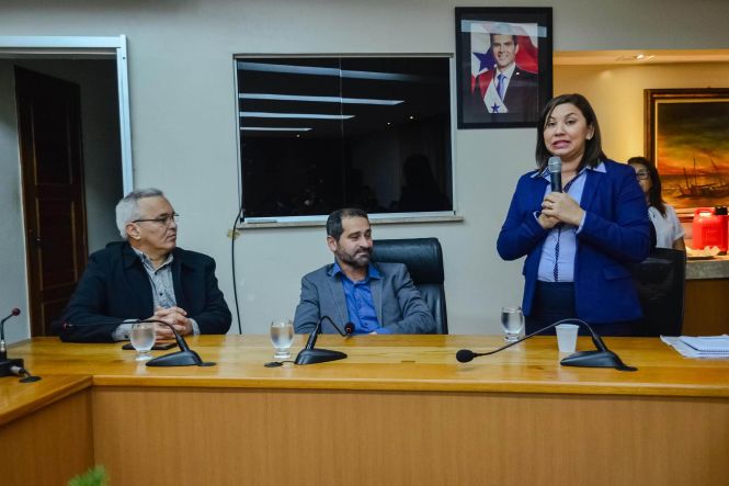 A Secretaria de Estado de Segurança Pública e Defesa Social do Pará (Segup) apresentou, nesta quinta-feira (25), a nova titular da Diretoria de Prevenção Social da Violência da Criminalidade (Diprev), Major Luciana Oliveira, durante reunião no plenário da instituição.

FOTO: ASCOM / SEGUP
DATA: 25.04.2019
BELÉM - PARÁ <div class='credito_fotos'>Foto: ASCOM / SEGUP   |   <a href='/midias/2019/originais/3083701c-412f-4c02-880e-4a3c26696c33.jpg' download><i class='fa-solid fa-download'></i> Download</a></div>