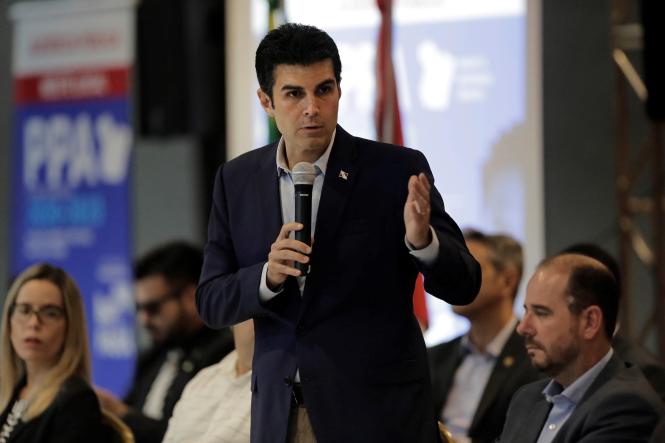 As demandas e sugestões da população da Região de Integração Carajás, para áreas como saúde, educação, infraestrutura e segurança, foram apresentadas ao Governo do Estado, na manhã desta quinta-feira (4), durante a segunda audiência pública do Plano Plurianual (PPA) 2020-2023, realizada no auditório do Carajás – Centro de Convenções de Marabá. A oitiva integra as atividades do programa Governo Por Todo o Pará e teve a abertura realizada pelo governador Helder Barbalho.

FOTO: MARCO SANTOS - AGENCIA PARA
DATA: 04.04.2019
MARABA - PARA <div class='credito_fotos'>Foto: Marco Santos / Ag. Pará   |   <a href='/midias/2019/originais/30970937-f00e-490f-9fe3-50fde4ec3036.jpg' download><i class='fa-solid fa-download'></i> Download</a></div>