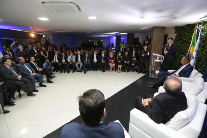 O governador Helder Barbalho (foto) esteve na noite da quinta-feira, 03, na cerimônia de posse da nova diretoria do Serviço de Apoio às Micro e Pequenas Empresas (Sebrae-PA). Durante o evento, que aconteceu na sede da Federação do Comércio do Estado do Pará (Fecomércio), foram empossados o presidente do Conselho Deliberativo Estadual (CDE) e os três diretores executivos do Sebrae. Também tomaram posse membros do CDE e do Conselho Fiscal da instituição. O diretor-superintendente Rubens Magno; o diretor técnico, Fabrizio Guaglianone e a diretora administrativa e financeira, Cássia Rodrigues foram eleitos pelos membros do CDE no dia 11 de dezembro de 2018, e integrarão a Diretoria Executiva do Sebrae no Pará no quadriênio 2019/2022. Antes da eleição da diretoria, Sebastião Campos foi escolhido presidente do CDE e Valmir Batista foi reeleito à presidência do Conselho Fiscal da instituição.

FOTO: MARCO SANTOS
DATA: 04.01.2019
BELÉM - PARÁ <div class='credito_fotos'>Foto: MARCO SANTOS   |   <a href='/midias/2019/originais/30a689cc-ca8e-4ede-bdac-3b45b097f37c.jpg' download><i class='fa-solid fa-download'></i> Download</a></div>