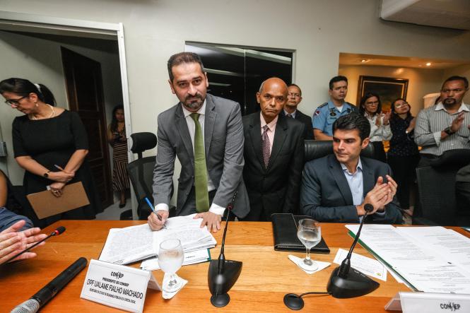 Foram empossados, nesta quinta-feira (21), no plenário da Secretaria de Estado de Segurança Pública e Defesa Social do Pará (Segup), os membros e presidente do Conselho Estadual de Segurança Pública (Consep) dando início ao trabalho do colegiado para o biênio 2019/2020. O governador do estado, Helder Barbalho, foi homenageado durante a sessão especial, por priorizar em sua gestão as questões de segurança e cidadania. Essa foi a primeira vez que um chefe de estado se fez presente em uma reunião do conselho.

FOTO: WAGNER SANTANA / AGÊNCIA PARÁ
DATA: 21.02.2019
BELÉM - PA <div class='credito_fotos'>Foto: Wagner Santana / Ag. Pará   |   <a href='/midias/2019/originais/3135a4cd-02c3-4f27-b201-f514cac3a121.jpg' download><i class='fa-solid fa-download'></i> Download</a></div>