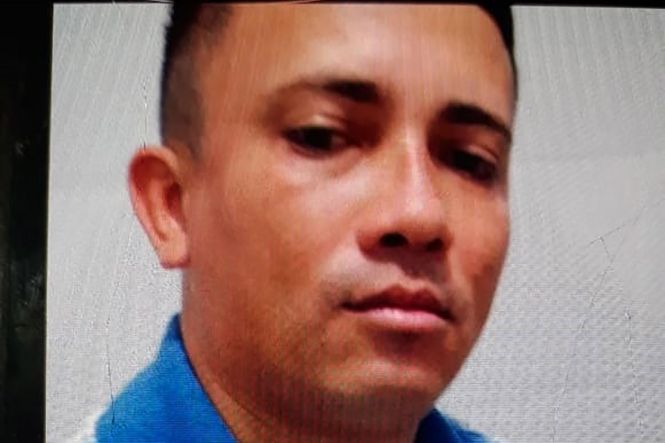 O Sistema de Segurança Pública do Pará divulgou na tarde desta sexta-feira (24), em entrevista coletiva em Belém, que as investigações realizadas pela Polícia Civil já desvendaram as 11 mortes ocorridas no bairro do Guamá, no último domingo (19). Oito pessoas estão envolvidas no crime, entre elas quatro policiais militares. Um dos militares foi preso hoje durante a Operação Kratos (na mitologia grega, um semideus que personifica a força e o poder), deflagrada pela Polícia Civil em parceria com a Polícia Militar, para cumprir mandados de prisão decretados pela Justiça. No final da tarde, outro policial militar acusado de envolvimento no crime se entregou na sede da Delegacia-Geral, em Belém.

FOTO: ASCOM / POLÍCIA CIVIL
DATA: 24.05.2019
BELÉM - PARÁ <div class='credito_fotos'>Foto: Ascom / Policia Civil   |   <a href='/midias/2019/originais/31365625-e80e-4522-9fbd-11ac9a2feffb.jpg' download><i class='fa-solid fa-download'></i> Download</a></div>