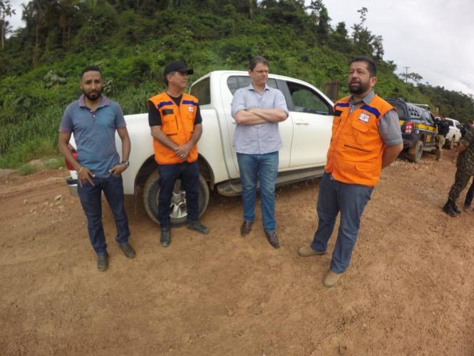 Uma comitiva do Governo do Pará vistoriou e percorreu, na quarta-feira (6), os pontos críticos da BR-163, entre Morais de Almeida e Novo Progresso, principalmente no trecho conhecido como Serra da Anita, onde vistoriaram as obras emergenciais realizadas no local. O objetivo é conseguir a liberação, o quanto antes, dos trechos congestionados após as fortes chuvas que ocorreram no local esta semana e deixaram a pista escorregadia e sem trafegabilidade.


FOTO: NAYAN GOMES / DIVULGAÇÃO
DATA: 07.03.2019
BELÉM - PARÁ <div class='credito_fotos'>Foto: Nayan Gomes / Divulgação   |   <a href='/midias/2019/originais/3161944b-16ac-4627-90f9-8e9d9556cdf3.jpg' download><i class='fa-solid fa-download'></i> Download</a></div>