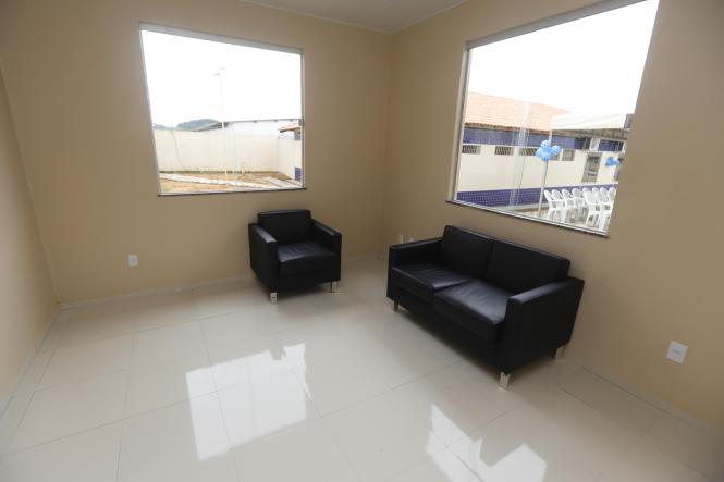 Menor município do Estado em contingente populacional (são pouco mais de 3,3 mil habitantes segundo estimativa do IBGE), Bannach, na região sul do Pará, recebeu, na tarde desta sexta-feira (05), a visita do governador Helder Barbalho, que já havia estado na cidade na condição de ministro da Integração Nacional. E, agora, como chefe do Executivo estadual, voltou para inaugurar uma Unidade Integrada de Polícia e anunciar novos investimentos, como a liberação de cinco quilômetros de asfalto para a sede do município, a futura inauguração de uma agência do Banco do Estado do Pará (Banpará) e um convênio para a construção de algumas pontes localizadas nas vicinais do município.

FOTO: MARCELO SEABRA / AGÊNCIA PARÁ
DATA: 05.04.2019
BELÉM - PA <div class='credito_fotos'>Foto: Marcelo Seabra / Ag. Pará   |   <a href='/midias/2019/originais/31d55517-93bd-4ca0-bf81-e6d3ae5f0c45.jpg' download><i class='fa-solid fa-download'></i> Download</a></div>