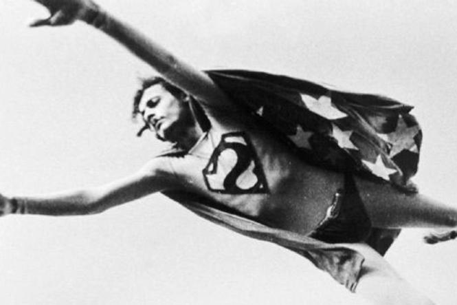 A sessão "Cineclube Prata da Casa", do Cineclube Alexandrino Moreira da Casa das Artes, apresenta nesta quinta-feira (10), das 19h às 21h, os filmes "Meteorango Kid - Herói intergaláctico" e “Superoutro”. A classificação indicativa é de 16 anos e a entrada é franca.

FOTO: DIVULGAÇÃO
DATA: 10.01.2019
BELÉM - PARÁ <div class='credito_fotos'>Foto: ASCOM FCP   |   <a href='/midias/2019/originais/3206a838-7d4f-4584-a432-0b77e6436375.jpg' download><i class='fa-solid fa-download'></i> Download</a></div>