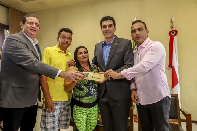 Na manhã desta terça-feira (16), o governador Helder Barbalho esteve na sede da Companhia de Habitação do Pará (Cohab), para participar, junto com o presidente do órgão, José Scaff Filho, das comemorações pelos 54 anos da instituição. Durante a programação foram entregues 54 cheques moradia e realizada a assinatura simbólica de 200 títulos de regularização fundiária.

FOTO: MARCO SANTOS / AGÊNCIA PARÁ
DATA: 16.04.2019
BELÉM - PARÁ <div class='credito_fotos'>Foto: Marco Santos / Ag. Pará   |   <a href='/midias/2019/originais/32151a94-6a09-4cd3-afc7-43e026a32a6c.jpg' download><i class='fa-solid fa-download'></i> Download</a></div>