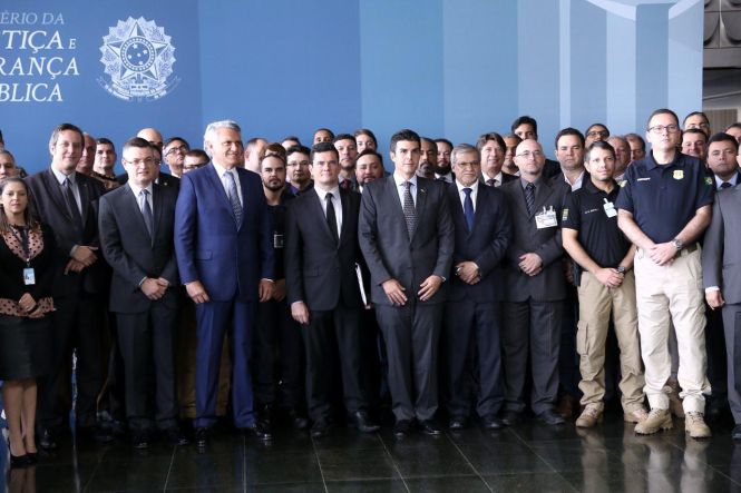 O município de Ananindeua, na região metropolitana de Belém, foi um dos cinco selecionados no Brasil para receber a implementação de um projeto piloto, realizado pelo Ministério da Justiça, na área da segurança pública e promoção social. O anúncio foi feito, na manhã desta quarta-feira (15), pelo governador Helder Barbalho, durante o lançamento do Programa Nacional de Enfrentamento à Criminalidade Violenta que acontece em Brasília (DF).

FOTO: JAILSON SAM / DIVULGAÇÃO
DATA: 15.05.2019
BRASÍLIA - DF <div class='credito_fotos'>Foto: Jailson Sam / Divulgação   |   <a href='/midias/2019/originais/321ab172-8db1-4bd4-93f1-7af4bc8a790f.jpg' download><i class='fa-solid fa-download'></i> Download</a></div>