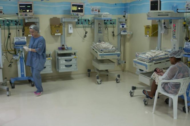 Em alusão ao mês de cuidados com a voz, o Hospital Regional Público do Marajó (HRPM), em Breves, alerta sobre alterações que podem ser indícios de doenças.De acordo com o fonoaudiólogo Elivelton Oliveira, que atua nas Unidades de Terapia Intensiva (UTI) neonatal e pediátrica e nas clínicas, as medidas preventivas para o zelo com a voz e hábitos saudáveis são fundamentais para a manutenção da saúde vocal. 

FOTO: ASCOM / HRPM
DATA: 23.04.2019
BREVES - PARÁ <div class='credito_fotos'>Foto: Ascom HRPM   |   <a href='/midias/2019/originais/32248ad8-031a-4b48-8fb9-777e8dc71f85.jpg' download><i class='fa-solid fa-download'></i> Download</a></div>