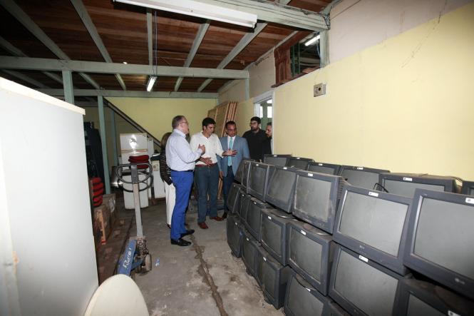 O governador Helder Barbalho considerou deteriorado o prédio e galpão do Departamento de Administração e Serviços (DAS) da Secretaria de Estado de Saúde do Pará (Sespa), durante visita técnica ao local na manhã desta sexta-feira (25). O objetivo foi verificar o estado atual da edificação, que requer um protocolo de intenções para reforma e readequação do espaço, em atividade desde a década de 1980.

FOTO: FERNANDO ARAÚJO / AG. PARÁ
DATA: 25.01.2019
BELÉM - PARÁ <div class='credito_fotos'>Foto: Fernando Araújo/Ag. Pará   |   <a href='/midias/2019/originais/3230cc7b-9e95-44d5-85af-34f30e56414a.jpg' download><i class='fa-solid fa-download'></i> Download</a></div>