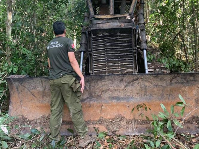 Uma operação de combate ao desmatamento ilegal e à exploração ilegal de madeira resultou na apreensão de 70 m³ de madeira explorada ilegalmente. As ações de fiscalização contaram com o apoio do Batalhão de Polícia Ambiental (BPA) e foram realizadas durante todo o mês de abril pela Secretaria de Meio Ambiente e Sustentabilidade (Semas), nos municípios de Ipixuna do Pará, Paragominas e Tomé-Açu, no nordeste paraense.

FOTO: ASCOM / SEMAS
DATA: 08.05.2019
BELÉM - PARÁ <div class='credito_fotos'>Foto: ASCOM SEMAS   |   <a href='/midias/2019/originais/32356943-df7d-4482-9591-8eb34ed59021.jpg' download><i class='fa-solid fa-download'></i> Download</a></div>