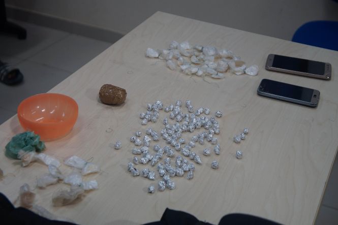 A Polícia Civil deflagrou, na manhã desta terça-feira (14), a operação denominada “Ragnarok”, que resultou em seis prisões e nas apreensões de porções de droga, na área do conjunto Eduardo Angelim, no distrito de Icoaraci, em Belém. O objetivo da missão foi combater integrantes de facções criminosas responsáveis por crimes na área do residencial. Ao todo, a operação contou com participação de mais de 100 agentes de Segurança Pública, entre policiais civis, militares e guardas municipais. Os presos foram identificados como Mauricio Conceição Souto; Mariane Rocha de Souza; Elzicleia Oliveira Rocha; Robson Luiz Oliveira da Silva; Sebastião Gomes Silva e Wellington de Araujo Rosa.

FOTO: ASCOM / POLÍCIA CIVIL
DATA: 14.05.2019
BELÉM - PARÁ <div class='credito_fotos'>Foto: Ascom / Policia Civil   |   <a href='/midias/2019/originais/325f6b3a-87fa-4e62-b58b-8dca5421e750.jpg' download><i class='fa-solid fa-download'></i> Download</a></div>