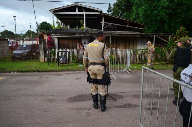 Com objetivo de coibir irregularidades e prevenir crimes e a violência durante o período do carnaval foi deflagrada, nesta terça-feira (5), no distrito de Outeiro, em Belém, a operação Pacificação, que consiste na vistoria de estabelecimentos que desempenham atividade comercial, como bares, lanchonetes, restaurantes, depósitos de bebidas, entre outros. Durante a fiscalização 11 bares foram autuados.
Na foto Jivago Ferreira

FOTO: ASCOM / ELIELSON MODESRO
DATA: 06.03.2019
OUTEIRO - PA <div class='credito_fotos'>Foto: Elielson Modesto / Ascom Segup   |   <a href='/midias/2019/originais/3269a740-e352-49df-8aa4-758c17a7c3b5.jpg' download><i class='fa-solid fa-download'></i> Download</a></div>