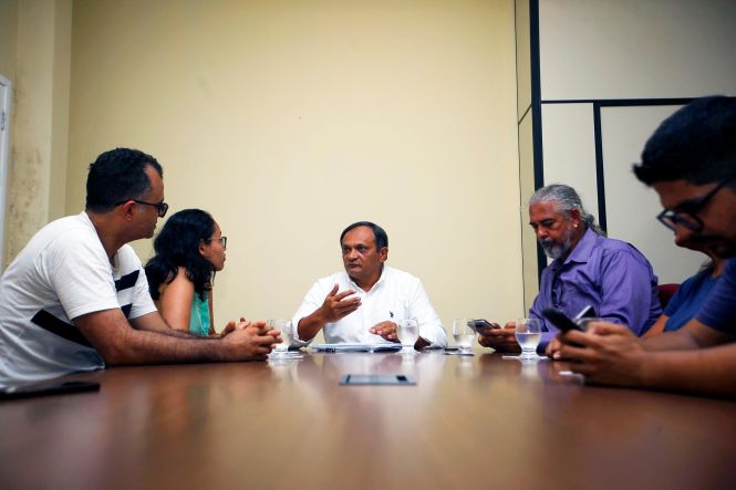 Protesto Seduc. Um dos coordenadores da casa civil, o senhor Luiz Pereira recebeu uma comissão dos manifestantes na casa civil para ouvir as reivindicações. 14/05/2019. Fotos: Maycon Nunes/Agência Pará. <div class='credito_fotos'>Foto: Maycon Nunes / Ag. Pará   |   <a href='/midias/2019/originais/326d9157-a6bf-4979-a1ce-4f1a48e9f18e.jpg' download><i class='fa-solid fa-download'></i> Download</a></div>