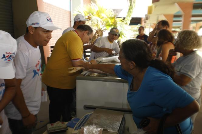 A opção de comprar mais barato o peixe para o almoço da Sexta-feira Santa levou milhares de pessoas para a Feira do Pescado, promovida pelo governo do Estado, por meio da Secretaria de Desenvolvimento Agropecuário e da Pesca (Sedap). As filas se formaram desde às 6h, à espera do atendimento que começou às 8h, nos oito pontos de venda espalhados por Belém, Ananindeua e Marituba.

FOTO: MAYCON NUNES / AGÊNCIA PARÁ
DATA: 17.04.2019
BELÉM - PARÁ <div class='credito_fotos'>Foto: Maycon Nunes / Ag. Pará   |   <a href='/midias/2019/originais/327423fe-32f1-46ad-827c-a14b8767bef8.jpg' download><i class='fa-solid fa-download'></i> Download</a></div>