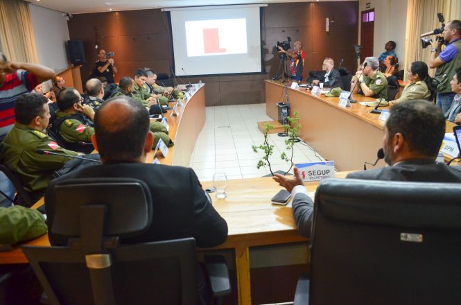 Os números da violência no Pará seguem reduzindo. Com o acréscimo de 200 militares da Força Nacional atuando na ostensividade, os crimes de furto, homicídio, latrocínio, lesão corporal seguida de morte e roubo tiveram redução, ao comparar o período de 18 de fevereiro a 24 de março, antes da chegada da Força Nacional, e 25 de março a 28 de abril, período que a FN já estava em atuação.

FOTO: ELIELSON MODESTO / ASCOM SEGUP
DATA: 30.04.2019
BELÉM - PARÁ <div class='credito_fotos'>Foto: Elielson Modesto / Ascom Segup   |   <a href='/midias/2019/originais/32765894-be13-47f4-9982-e6f8e844702e.jpg' download><i class='fa-solid fa-download'></i> Download</a></div>