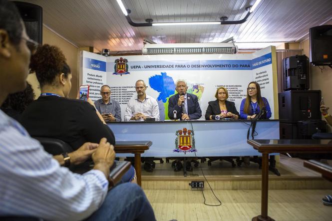 Em meio a batucadas, cores e brilhos, ficaram conhecidos os 3.650 aprovados no Processo Seletivo (Prosel) 2019 da Universidade do Estado do Pará (Uepa), na manhã desta sexta (25). No pátio da Reitoria, candidatos, pais, amigos e professores aguardavam ansiosos, junto às emissoras de rádio que fazem a leitura dos nomes.

FOTO: NAILANA THIELY / ASCOM UEPA
DATA: 25.01.2019
BELÉM - PARÁ <div class='credito_fotos'>Foto: Fernando Araújo/Ag. Pará   |   <a href='/midias/2019/originais/329ca4d1-ee76-4e66-93af-cbba89bc449c.jpg' download><i class='fa-solid fa-download'></i> Download</a></div>