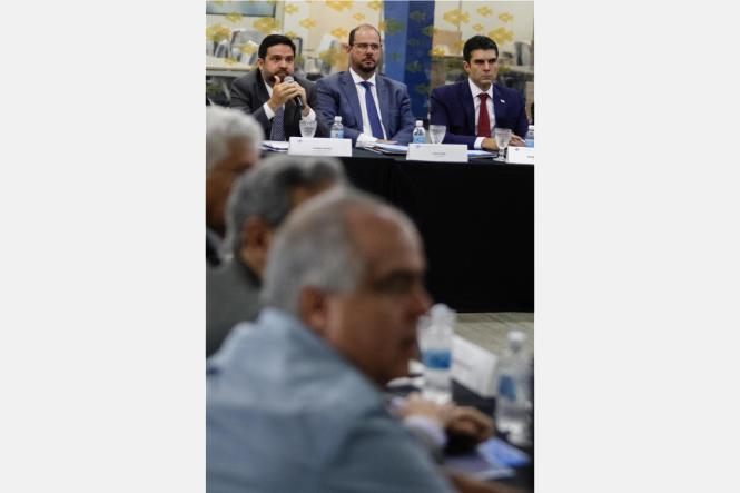 O Governo do Pará vai revisar as concessões de incentivos fiscais a empresas que já operam no Estado, para saber de que maneira esses benefícios estão impactando diretamente na geração de emprego e renda para a população paraense. Além disso, o Executivo deve enviar à Assembleia Legislativa, nos próximos dias, Projeto de Lei que moderniza as leis tributárias. As ações, anunciadas pelo governador Helder Barbalho na manhã desta segunda-feira (18), durante reunião com os representantes dos órgãos que compõem o sistema "S", na sede do Serviço Brasileiro de Apoio às Micro e Pequenas Empresas (Sebrae), representam as medidas que o Pará está adotando para favorecer o ambiente de negócios no Estado.  

 FOTO: MARCELO SEABRA / AGÊNCIA PARÁ
DATA: 18.03.2019
BELÉM - PA <div class='credito_fotos'>Foto: Marcelo Seabra / Ag. Pará   |   <a href='/midias/2019/originais/32c90bdf-248c-45ba-b7fa-701fb4d04792.jpg' download><i class='fa-solid fa-download'></i> Download</a></div>