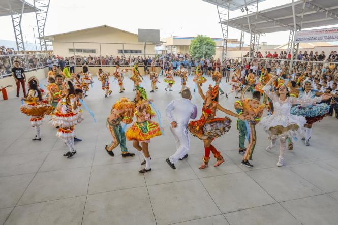 Educação foi a área priorizada em Redenção, no sul do Pará, pela agenda do programa Governo por Todo o Pará, iniciativa de descentralização da gestão estadual que leva para diferentes regiões do Estado, obras e serviços e dá voz às populações locais. A comitiva estadual chegou à cidade no fim da tarde da sexta-feira (5), depois de cumprir agenda em Marabá, Conceição do Araguaia e Bannach.

FOTO: MARCO SANTOS / AGÊNCIA PARÁ
DATA: 06.04.2019
REDENÇÃO - PA <div class='credito_fotos'>Foto: Marco Santos / Ag. Pará   |   <a href='/midias/2019/originais/32d8d743-5074-4dc0-9857-e6c4d731f590.jpg' download><i class='fa-solid fa-download'></i> Download</a></div>
