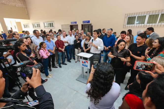 O Governo do Estado, por meio da Secretaria de Estado de Educação (Seduc), entregou mais uma escola totalmente reformada e ampliada para melhor comodidade de professores e alunos. Com mais de 1 mil alunos matriculados nos três turnos, a Escola Estadual de Ensino Fundamental e Médio Jarbas Passarinho, em Belém, iniciou o ano letivo com a entrega da obra de reforma e ampliação de todo o complexo da instituição. A reinauguração do espaço aconteceu na manhã de hoje, 21, com a presença do governador Helder Barbalho, do vice-governador Lúcio Vale, da secretária de educação, professora Leila Freire e de diversas autoridades.

FOTO: WAGNER SANTANA AGÊNCIA / PARÁ
DATA: 21.02.2019
BELÉM - PA <div class='credito_fotos'>Foto: Wagner Santana / Ag. Pará   |   <a href='/midias/2019/originais/32e23506-ec00-49ec-a0b5-8d3202a39960.jpg' download><i class='fa-solid fa-download'></i> Download</a></div>