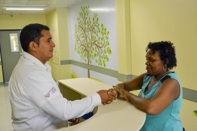 A Unidade de Alta Complexidade em Oncologia Dr. Vítor Moutinho - Unacon Tucuruí - aderiu à campanha “Março Lilás por todo o Pará”, que a Secretaria de Estado de Saúde Pública (Sespa) lançou para atuar no combate a principal causa de morte por câncer de mulheres no Pará. Na unidade, a ação estratégica vai até o dia 28, com vasta programação  que inclui a oferta de exame preventivo, teste rápido me Sífilis e HIV, entre outros serviços.

FOTO: DIVULGAÇÃO
DATA: 17.03.2019
TUCURUÍ - PA <div class='credito_fotos'>Foto: Divulgação   |   <a href='/midias/2019/originais/32e754a8-ab07-4305-81cd-aab0277214de.jpg' download><i class='fa-solid fa-download'></i> Download</a></div>