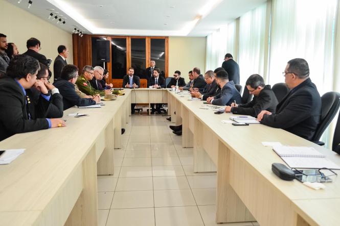 Os gestores dos órgãos integrados de segurança pública apresentaram na tarde desta quarta-feira (13), na Assembleia Legislativa do Pará (Alepa), as ações dos dois primeiros meses do Governo Helder Barbalho na área de segurança pública, que neste período já resultaram na redução de crimes violentos no Pará. O titular da Segup, Ualame Machado, apresentou os números aos deputados Toni Cunha, presidente da Comissão de Segurança, e Delegado Caveira, vice-presidente; e aos demais membros, deputados Nilton Neves, Miro Sanova, Michele Begot, Paula Gomes; o deputado Francisco Melo Filho (Chicão), líder do governo na Alepa, e o deputado convidado Eliel Faustino.

FOTO: ELIELSON MODESTO / ASCOM SEGUP
DATA: 13.03.2019
BELÉM - PA <div class='credito_fotos'>Foto: Elielson Modesto / Ascom Segup   |   <a href='/midias/2019/originais/32f85ee2-b9dc-4aae-b2ea-10057ae1e7c3.jpg' download><i class='fa-solid fa-download'></i> Download</a></div>