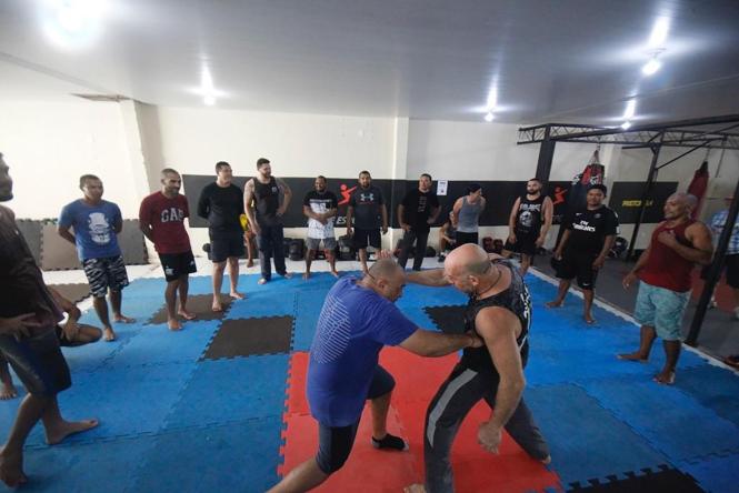 Um grupo de 15 agentes prisionais da Central de Triagem da Marambaia (CTMA), em Belém, participou de um treinamento de defesa pessoal, na manhã deste sábado (16), na academia de Boxe Ulisses Pereira. 

FOTO: AKIRA ONUMA / ASCOM SUSIPE
DATA: 16.03.2019
BELÉM - PA <div class='credito_fotos'>Foto: Akira Onuma / Ascom Susipe   |   <a href='/midias/2019/originais/32faf83e-c400-45d1-9c02-744710570cd0.jpg' download><i class='fa-solid fa-download'></i> Download</a></div>