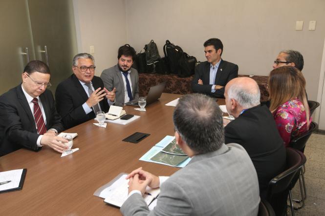 epresentantes do Banco de Desenvolvimento da América Latina (CAF) estiveram reunidos, na manhã desta terça-feira (19), com o governador do Pará, Helder Barbalho, e diversos secretários de estado para apresentar as linhas de crédito que estão disponíveis para a realização de investimentos multissetoriais da instituição para com o Estado.

FOTO: WAGNER SANTANA / AGÊNCIA PARÁ
DATA: 19.03.2019
BELÉM - PARÁ <div class='credito_fotos'>Foto: Wagner Santana / Ag. Pará   |   <a href='/midias/2019/originais/32fc3c27-b265-450a-8596-de5847d20cf4.jpg' download><i class='fa-solid fa-download'></i> Download</a></div>