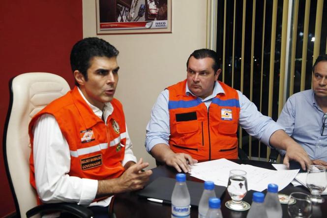 Obras emergenciais em portos de Belém e Barcarena, recuperação de estradas e um planejamento estratégico para a retomada do tráfego em sua totalidade na Alça Viária estão entre as principais medidas já iniciadas pelo Governo do Pará neste sábado (6), após a queda de 268 metros da ponte Rio Moju. Uma reunião com representantes de diversos órgãos estaduais foi convocada pelo governador Helder Barbalho nesta noite, no gabinete de crise montado no Comando Geral do Corpo de Bombeiros, na capital. O objetivo foi monitorar as ações já executadas e planejar as próximas a serem tomadas nos próximos dias.

FOTO: FERNANDO ARAÚJO / AGÊNCIA PARÁ
DATA: 07.04.2019
BELÉM - PA <div class='credito_fotos'>Foto: Fernando Araújo / agência Pará   |   <a href='/midias/2019/originais/330053cd-d9ea-4e6b-a432-9c0b9d16bb17.jpg' download><i class='fa-solid fa-download'></i> Download</a></div>