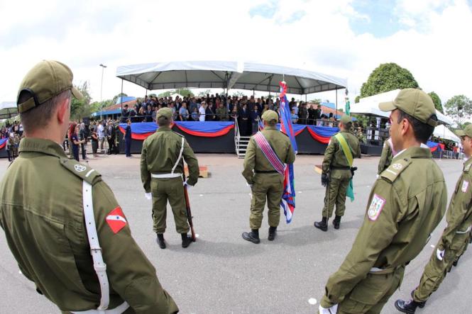 A Polícia Militar do Pará realizou, nesta terça-feira (8), na sede do Comando Geral da instituição, na rodovia Augusto Montenegro, em Belém, a solenidade de transmissão do cargo de Comandante Geral da PMPA. A cerimônia contou com a presença do governador Helder Barbalho e demais autoridades do Estado. No evento militar, o 52º comandante geral da PMPA, coronel PM José Dilson Melo de Souza Júnior, assumiu oficialmente o mais alto posto da corporação. 

FOTO: MARCO SANTOS / AG. PARÁ
DATA: 09.01.2019
BELÉM - PARÁ <div class='credito_fotos'>Foto: Marco Santos / Ag. Pará   |   <a href='/midias/2019/originais/3316eb1d-40d1-47fc-a8ea-1afbac8690eb.jpg' download><i class='fa-solid fa-download'></i> Download</a></div>