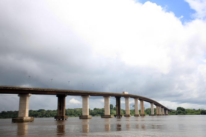 A Secretaria de Estado de Transportes (Setran) iniciou, nesta quarta-feira (6), a manutenção preventiva da ponte Rio Guamá, situada na Alça Viária (PA-483). A estrutura é a última do complexo de quatro de pontes no sentido Moju-Belém, capital do estado do Pará.

FOTO: MAYCON NUNES / AG. PARÁ
DATA: 06.02.2019
MOJU - PARÁ <div class='credito_fotos'>Foto: Maycon Nunes / Ag. Pará   |   <a href='/midias/2019/originais/331ceb32-b476-4c31-be73-75d2aa248764.jpg' download><i class='fa-solid fa-download'></i> Download</a></div>