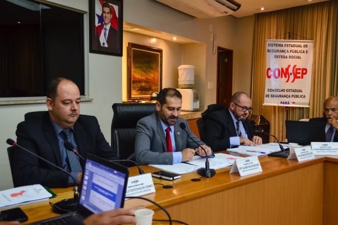 O Conselho Estadual de Segurança Pública (Consep) aprovou, nesta terça-feira (30), durante a 341ª reunião ordinária, a criação e composição de um Comitê Permanente de Segurança Pública do Marajó (CPSMarajó). O Grupo de trabalho terá a função de propor políticas públicas de proteção e defesa da exploração sexual de crianças e adolescentes, bem como sugerir estratégias para o combate à pirataria na região.

FOTO: ELIELSON MODESTO / ASCOM  SEGUP
DATA: 30.04.2019
BELÉM - PARÁ <div class='credito_fotos'>Foto: Elielson Modesto / Ascom Segup   |   <a href='/midias/2019/originais/33224d7a-56a1-47ab-99b5-44bf200bbbea.jpg' download><i class='fa-solid fa-download'></i> Download</a></div>