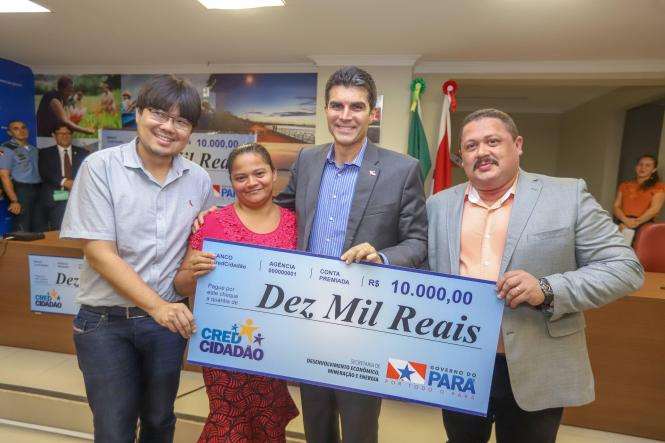 O governador do Estado, Helder Barbalho, entregou, na tarde desta terça-feira (16), no auditório da Casa Civil, em Belém, 53 microcréditos para mulheres empreendedoras ligadas a instituições como Associação dos Vendedores Artesanais de Açaí de Belém (Avabel) e Associação de Esposas e Familiares de Praças do Pará, um investimento de mais de R$ 268 mil do Governo do Estado, o que vai gerar mais de 100 postos de trabalho.

FOTO: MARCO SANTOS / AGÊNCIA PARÁ
DATA: 16.04.2019
BELÉM - PARÁ <div class='credito_fotos'>Foto: Marco Santos / Ag. Pará   |   <a href='/midias/2019/originais/332e5a59-1a91-4fb4-a766-dece6a367895.jpg' download><i class='fa-solid fa-download'></i> Download</a></div>