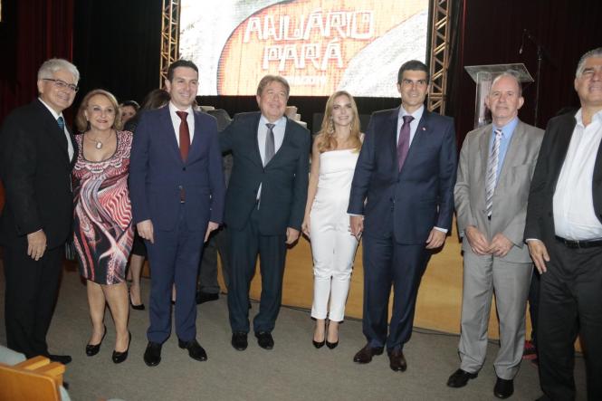 Durante a próxima missão do Programa Governo por Todo o Pará, que percorre Marabá e região entre os dias 2 e 5 de abril, será publicado o decreto permitindo a isenção de ICMS em 17% para a operação de ferro-gusa. A medida, que deve promover a abertura de 7 a 10 mil empregos imediatos, foi anunciada por Helder Barbalho durante o lançamento da 9ª edição do Anuário do Pará, na noite desta segunda-feira, 25, no teatro Maria Sylvia Nunes da Estação das Docas. 

FOTO: RICARDO AMANAJÁS / AGÊNCIA PARÁ
DATA: 26.03.2019
BELÉM - PARÁ <div class='credito_fotos'>Foto: Ricardo Amanajás / Ag. Pará   |   <a href='/midias/2019/originais/332ebca6-11e2-47fb-a4b4-2b5b484650c1.jpg' download><i class='fa-solid fa-download'></i> Download</a></div>