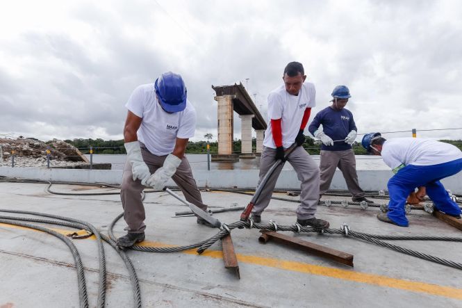 Duas equipes de mergulhadores iniciaram o trabalho de amarração dos destroços da ponte Rio Moju nesta terça-feira (30). Eles farão a amarração de 24 cabos de aço aos escombros da balsa e da estrutura que desabou para que, assim, seja feita a movimentação do tabuleiro, que mede de 80 metros e pesa 850 toneladas. Toda a ação é acompanhada pela Secretaria de Estado de Transportes (Setran).

FOTO: FERNANDO ARAÚJO / AGÊNCIA PARÁ
DATA: 30.04.2019
BELÉM - PARÁ <div class='credito_fotos'>Foto: Fernando Araújo/Ag. Pará   |   <a href='/midias/2019/originais/332f51d2-0ab5-4cdf-aacf-46ce2f163307.jpg' download><i class='fa-solid fa-download'></i> Download</a></div>