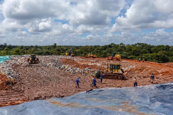 O secretário de Estado de Meio Ambiente e Sustentabilidade, Mauro Ó de Almeida, esteve na manhã desta sexta-feira (12) no aterro sanitário de Marituba (Região Metropolitana de Belém), para reforçar o apoio do Governo do Estado na busca por soluções para a destinação de resíduos sólidos no local, que teve seu fechamento anunciado para o fim do mês de maio.

FOTO: MAYCON NUNES / AGÊNCIA PARÁ
DATA: 12.04.2019
MARITUBA - PA <div class='credito_fotos'>Foto: Maycon Nunes / Ag. Pará   |   <a href='/midias/2019/originais/33563628-bfad-4884-8142-5ebf42e835cd.jpg' download><i class='fa-solid fa-download'></i> Download</a></div>