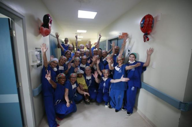 Com o objetivo de beneficiar um maior número de crianças portadoras de hérnias umbilicais e inguinais, a Fundação Santa Casa de Misericórdia do Pará (FSCMP), em parceria com a Sociedade Brasileira de Cirurgia Pediátrica realizou, neste sábado (4) o XIII Mutirão Nacional de Cirurgia Pediátrica, que operou 20 crianças de todo o Estado. 

FOTO: MAYCON NUNES / AG. PARÁ
DATA: 04.05.2019
BELÉM - PARÁ <div class='credito_fotos'>Foto: Maycon Nunes / Ag. Pará   |   <a href='/midias/2019/originais/33589450-8418-4d7a-9590-53ae18e1613a.jpg' download><i class='fa-solid fa-download'></i> Download</a></div>
