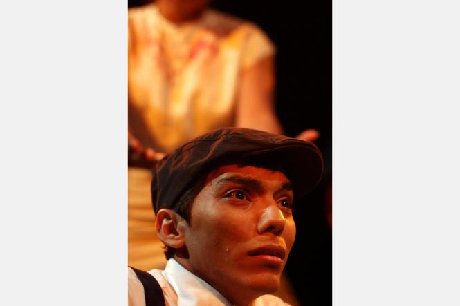 Uma família, em plena década de 60, decide viajar, mas o adolescente Kaique, o caçula de quatro irmãos, recusa o convite. Ele nunca conseguiu superar a perda de seu pai, Coronel José, que era piloto e faleceu em um trágico acidente de avião. Sozinho em casa, pensamentos o atormentam de maneira avassaladora, fazendo realidade e fantasia se entrelaçarem em uma trama de suspense, terror e drama.

FOTO: ASCOM / SECULT
DATA: 28.03.2019
BELÉM - PA <div class='credito_fotos'>Foto: ASCOM / SECULT   |   <a href='/midias/2019/originais/33a6a8ae-b13c-47f5-8b45-99b7a683c615.jpg' download><i class='fa-solid fa-download'></i> Download</a></div>