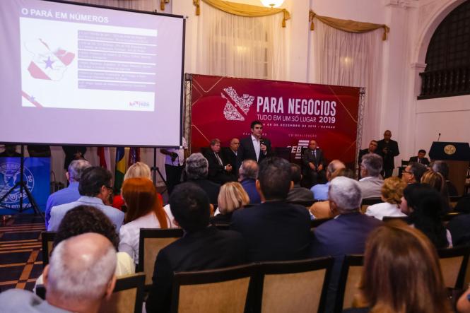Estudos sobre a viabilidade da criação de uma rodovia pedagiada entre Belém e Castanhal, a instalação do canteiro de obras para a derrocada do Pedral do Lourenço a partir de julho desse ano e ainda a conclusão da discussão sobre as compensações da Lei Kandir na Câmara Federal, até o final do semestre, foram algumas das ações anunciadas por Helder Barbalho durante o lançamento da 8ª edição da Feira Pará Negócios. O evento, realizado na sede da Associação Comercial do Pará (ACP) na noite da última sexta-feira (16), contou com a presença de expositores, autoridades e convidados, que assistiram a conferência "Perspectivas para o crescimento do Pará", ministrada pelo governador.

FOTO: MARCELO SEABRA / AGÊNCIA PARÁ
DATA: 16.03.2019
BELÉM - PA <div class='credito_fotos'>Foto: Marcelo Seabra / Ag. Pará   |   <a href='/midias/2019/originais/33b33ffe-6580-4224-a1a5-69250a028895.jpg' download><i class='fa-solid fa-download'></i> Download</a></div>