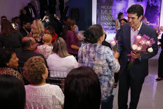 As mulheres paraenses contarão, durante todo o mês de março, com uma vasta programação promovida pelo Governo do Estado, voltada especificamente para elas. O programa “Mulher Paraense”, que reúne 85 iniciativas de órgãos estaduais em todas as regiões do Pará, pretende oferecer mais de sete mil atendimentos nas diferentes áreas de interesse do público feminino, como saúde, educação, oferta de crédito, empreendedorismo e garantia de direitos. O conjunto de ações integradas foi apresentado pelo governador do Estado, Helder Barbalho, no Palácio do Governo, na noite de sexta-feira (8), quando se comemorou o Dia Internacional da Mulher.

FOTO: MARCELO SEABRA / AGÊNCIA PARÁ
DATA: 09.03.2019
BELÉM - PARÁ <div class='credito_fotos'>Foto: Marcelo Seabra / Ag. Pará   |   <a href='/midias/2019/originais/33bcab70-dbd6-4e65-92a2-7ce50b848509.jpg' download><i class='fa-solid fa-download'></i> Download</a></div>