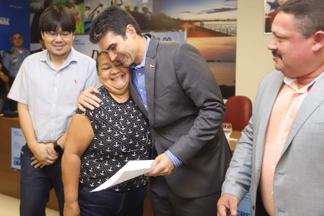 O governador do Estado, Helder Barbalho, entregou, na tarde desta terça-feira (16), no auditório da Casa Civil, em Belém, 53 microcréditos para mulheres empreendedoras ligadas a instituições como Associação dos Vendedores Artesanais de Açaí de Belém (Avabel) e Associação de Esposas e Familiares de Praças do Pará, um investimento de mais de R$ 268 mil do Governo do Estado, o que vai gerar mais de 100 postos de trabalho.

FOTO: MARCO SANTOS / AGÊNCIA PARÁ
DATA: 16.04.2019
BELÉM - PARÁ <div class='credito_fotos'>Foto: Marco Santos / Ag. Pará   |   <a href='/midias/2019/originais/33cb3485-430f-4d06-a0c3-968f61e838e4.jpg' download><i class='fa-solid fa-download'></i> Download</a></div>