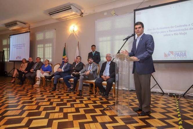 As obras de construção da nova ponte sobre o rio Moju iniciam em cinco dias. O anúncio foi feito pelo governador Helder Barbalho e pelo vice, Lúcio Vale, na manhã desta quarta-feira (17), durante coletiva de imprensa realizada no Palácio do Governo. Na ocasião, foi assinado o contrato com a empresa vencedora do processo emergencial aberto na última semana, com o objetivo de acelerar a execução de obras e serviços na região afetada pelo acidente ocorrido no dia 6 de abril, quando uma embarcação colidiu com a estrutura, que desabou.

FOTO: MARCO SANTOS / AGÊNCIA PARÁ
DATA: 17.04.2019
BELÉM - PA  <div class='credito_fotos'>Foto: Marco Santos / Ag. Pará   |   <a href='/midias/2019/originais/3446b0f8-0e1b-47c7-bb52-284ec2406734.jpg' download><i class='fa-solid fa-download'></i> Download</a></div>
