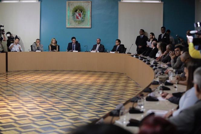 Na primeira manhã de trabalho do Governador Helder Barbalho, nesta quarta-feira (02), foi assinado ofício enviado ao Ministro da Justiça e Segurança Pública, Sérgio Fernando Moro, solicitando o emprego de 500 agentes da Força Nacional de Segurança Pública para imediato reforço do efetivo local e preservação da ordem pública. Helder ainda deu posse aos secretários, presidentes de instituições e diretores que fazem parte de sua equipe. Logo no inicio da manhã Helder Barbalho visitou as tropas da ação integrada da Secretaria de Estado de Segurança Pública (Segup) que leva o reforço da segurança para os bairros de Belém envolvendo cerca de 400 agentes. Durante a posse dos novos secretários (foto) o governador Helder Barbalho ressaltou a absoluta confiança nos nomeados cujas escolhas foram pautadas fundamentalmente por critérios técnicos e de acordo com a qualificação profissional de cada um deles. Para ele os critérios de escolha utilizados “permitirão um novo patamar de gestão ao Estado e que possamos o quanto antes fazer chegar à sociedade paraense as mudanças desejadas e reivindicadas por cada cidadão deste Estado”, comentou.

FOTO: MARCO SANTOS
DATA: 02.01.2019
BELÉM - PARÁ <div class='credito_fotos'>Foto: MARCO SANTOS   |   <a href='/midias/2019/originais/345244cd-678b-4de3-a7ca-f3441c2b88f4.jpg' download><i class='fa-solid fa-download'></i> Download</a></div>