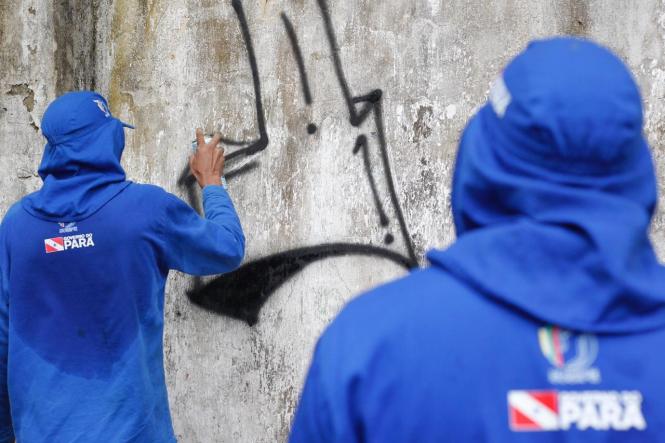 Um grupo de 16 detentos do regime semiaberto da Colônia Agrícola Penal de Santa Izabel (CPASI), realizaram, nesta sexta feira (22/2), serviços de capina, limpeza externa, pintura e grafitagem, na Escola Cordeiro de Farias, em Belém.

FOTO: ASCOM / SUSIPE
DATA: 22.02.2019
BELÉM - PA <div class='credito_fotos'>Foto: ASCOM / SUSIPE   |   <a href='/midias/2019/originais/3469e142-719f-4d06-875e-b099e0d025a4.jpg' download><i class='fa-solid fa-download'></i> Download</a></div>