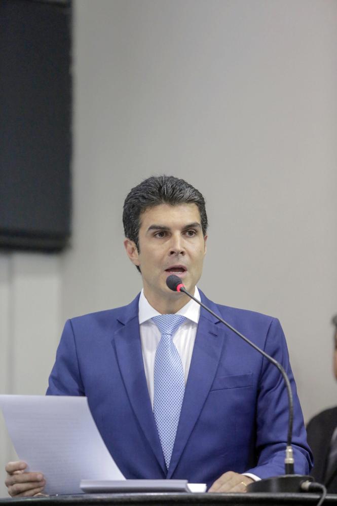 Na manhã desta terça-feira, (5), o governador do Estado do Pará, Helder Barbalho, esteve na Assembleia Legislativa do Estado (Alepa),  no plenário Newton Miranda, participando da instalação da 1ª sessão legislativa da 19ª legislatura. O chefe do Poder Executivo Estadual - em seu discurso - listou os desafios em comandar o Pará pelos próximos quatro anos e pediu apoio da Alepa.

FOTO: MARCO SANTOS / AG. PARÁ
DATA: 05.02.2019
BELÉM - PARÁ
 <div class='credito_fotos'>Foto: Marco Santos / Ag. Pará   |   <a href='/midias/2019/originais/348c7fd1-c7e5-4d30-8169-2cfa381f846c.jpg' download><i class='fa-solid fa-download'></i> Download</a></div>