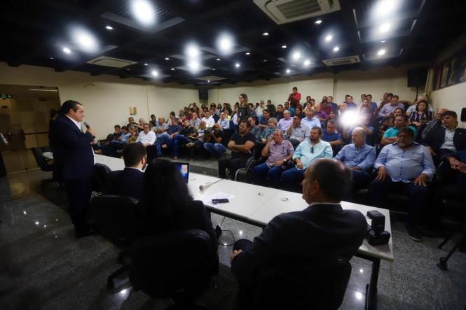 O auditório do Ministério Público do Pará (MPE) de Marabá sediou, na manhã desta segunda-feira (11), uma reunião entre a promotora de justiça do Meio Ambiente, Habitação e Urbanismo, Josélia Leontina de Barros Lopes; o secretário de Estado de Transportes (Setran), Antônio de Pádua de Deus Andrade; e o presidente da DTA Engenharia, João Acácio. Na ocasião foi apresentado o projeto das Obras de Dragagem e Derrocamento da Via Navegável do Rio Tocantins – Pedral do Lourenço.

FOTO: ASCOM SETRAN
DATA: 11.02.2019
MARABÁ - PARÁ <div class='credito_fotos'>Foto: ASCOM SETRAN   |   <a href='/midias/2019/originais/34946690-5a26-4f04-a02a-f8884150c417.jpg' download><i class='fa-solid fa-download'></i> Download</a></div>