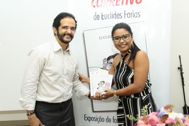 O lançamento do livro póstumo “Rir é o melhor corretivo”, do jornalista Euclides Farias, que morreu em agosto do ano passado prestes a completar 60 anos, movimentou a Casa da Linguagem, em Belém, na noite desta quarta-feira (8). A obra reúne 45 crônicas. O evento teve ainda um show de MPB com o percussionista Paulinho Assumpção e Banda, e a exposição das ilustrações da obra, de autoria do cartunista J. Bosco Azevedo, e de fotografias que Euclides Farias produziu por hobby.

FOTO: RICARDO AMANAJÁS / AGÊNCIA PARÁ
DATA: 09.05.2019
BELÉM - PARÁ <div class='credito_fotos'>Foto: Ricardo Amanajás / Ag. Pará   |   <a href='/midias/2019/originais/34caca57-dcbb-4608-bd12-045629f41e17.jpg' download><i class='fa-solid fa-download'></i> Download</a></div>