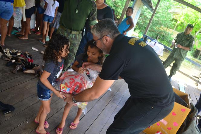 Alimentos não perecíveis, roupas, calçados, brinquedos e livros foram entregues (foto) a moradores ribeirinhos pela Secretaria de Estado de Segurança Pública e Defesa Social (Segup), por meio do Grupamento Fluvial (Gflu), e apoio do movimento de voluntários denominado Grupo de Coração. A entrega aconteceu na manhã desta sexta-feira, 4, partindo da sede do Grupamento até a ilha Urubuoca, localizada na frente do Distrito de Icoaraci. Cerca de 25 famílias se beneficiaram com a ação. Todas elas possuem crianças ou jovens inseridos no projeto social Ribeirinho da Paz, promovido há oito anos pelo Gflu em parceria com a Companhia Fluvial. 

FOTO: ELIELSON MODESTO / ASCOM SEGUP
DATA: 04.01.2019
ICOARACI - PARÁ <div class='credito_fotos'>Foto: Elielson Modesto / Ascom Segup   |   <a href='/midias/2019/originais/34d1e83c-e4ab-4183-9e3a-0a487df9a2e8.jpg' download><i class='fa-solid fa-download'></i> Download</a></div>