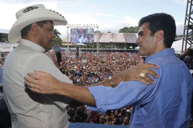 O governador do Pará, Helder Barbalho, passou o feriado do Dia Mundial do Trabalho, nesta quarta-feira (1°), prestigiando eventos de congregações religiosas em Belém. No início da tarde, o chefe do Executivo esteve no Centenário Centro de Convenções “Vale da Bênção”, na Rodovia Augusto Montenegro, onde participou do XXXVIII Congresso Estadual do Grupo Missionário de Homens da Igreja do Evangelho Quadrangular (IEQ). Na ocasião, ele ressaltou a importância da parceria entre poder público e as igrejas na construção de uma sociedade mais justa e igualitária.

FOTO: MARCELO SEABRA / AGÊNCIA PARÁ
DATA: 01.05.2019
BELÉM - PARÁ <div class='credito_fotos'>Foto: Marcelo Seabra / Ag. Pará   |   <a href='/midias/2019/originais/34e6751f-398f-44e9-a518-5107b0a32342.jpg' download><i class='fa-solid fa-download'></i> Download</a></div>
