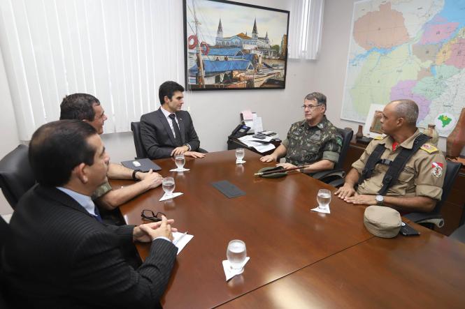 Em visita aos Estados brasileiros, o comandante geral do Exército, general Edson Leal Pujol, esteve, na tarde desta segunda-feira (08), em Belém, no Palácio do Governo, para um encontro com o governador do Estado, Helder Barbalho. Pujol se solidarizou com o povo paraense, por conta do sinistro ocorrido no último sábado (06), na ponte sobre o rio Moju, nordeste paraense, e colocou o Exército brasileiro à disposição do Governo do Estado, caso seja necessário.

FOTO: MARCO SANTOS / AGÊNCIA PARÁ
DATA: 08.04.2019
BELÉM - PA <div class='credito_fotos'>Foto: Marco Santos / Ag. Pará   |   <a href='/midias/2019/originais/357f8a97-eedc-44a3-aabd-4e2509f118ff.jpg' download><i class='fa-solid fa-download'></i> Download</a></div>
